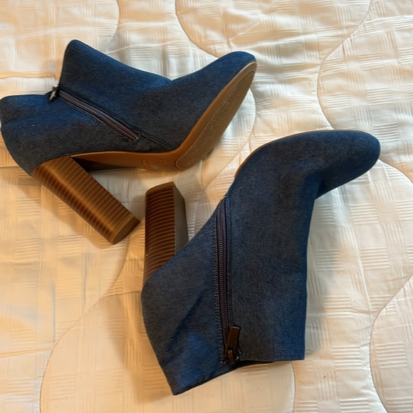NWOT Women’s size 10  denim booties - Picture 2 of 7